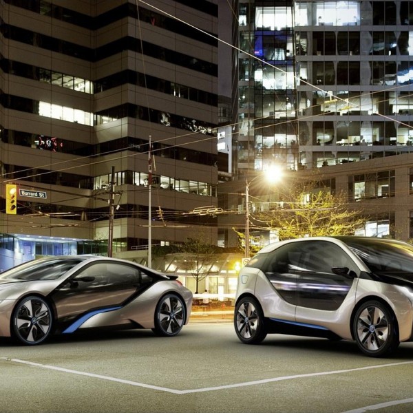 BMW i3 dan i8 concepts depan rental mobil yogyakarta