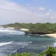 Menikmati Pantai Drini