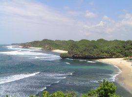 Menikmati Pantai Drini