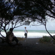 Pantai Kuwaru nan Teduh dan Sejuk